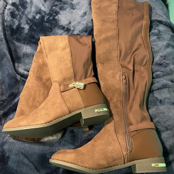 Women Flat Black and Brown Boots. Has never been worn. Comes over the knee. - Picture 5 of 6